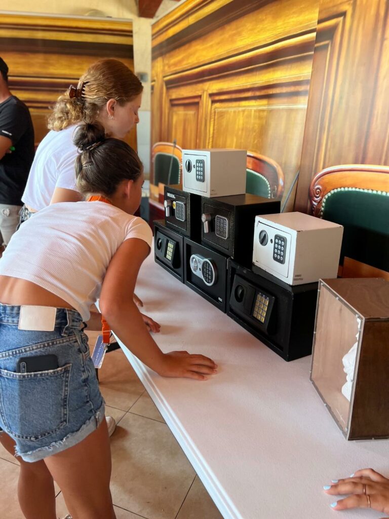 Les lycéens cherchent le code des coffres pour trouver les indices