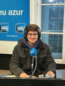 Yassine Hamila, alternant en communication à G-addiction visite les locaux de France Bleu Azur